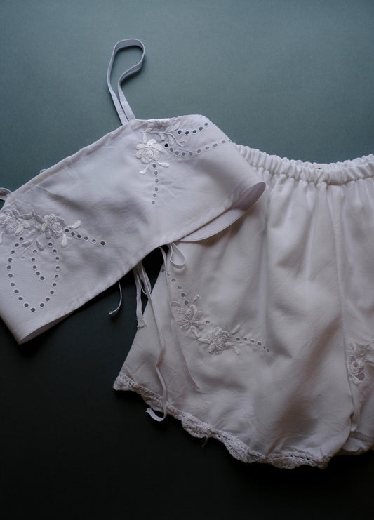 〈Re•lace/set〉code bustier + lace shorts