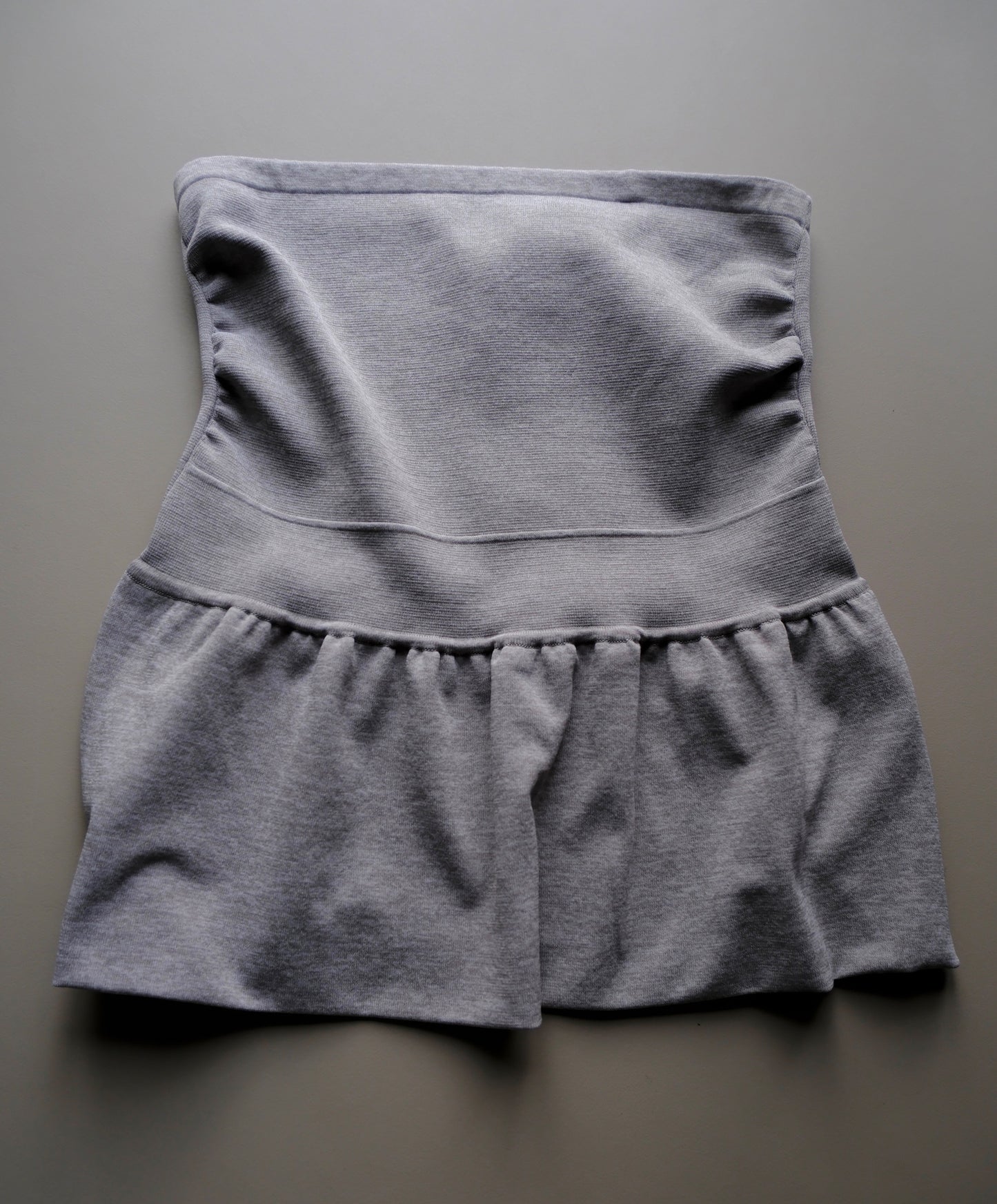 LÖWER 26ss / 18G smooth peplum bare top